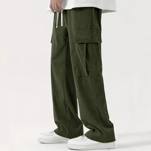 Dettaglio dei pantaloni cargo in velluto a coste verde scuro da uomo, vestibilità ampia