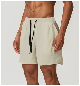 Nahaufnahme von atmungsaktiven, schnelltrocknenden Herren-Sportshorts in Khaki mit Kordelzug