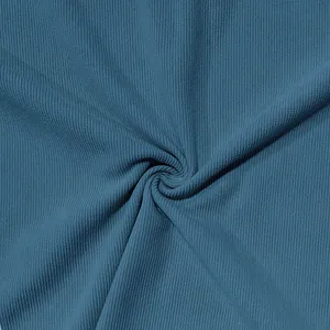 Dettaglio ravvicinato della trama del tessuto a coste blu per pantaloni casual uomo