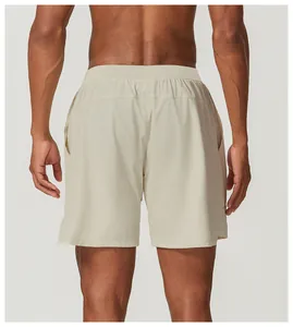 Rückansicht der atmungsaktiven beigen schnelltrocknenden Herren-Sportshorts
