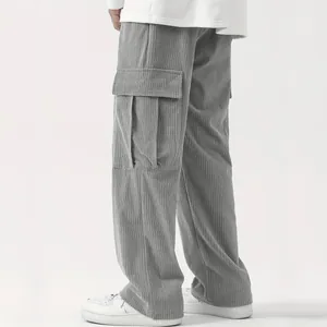 Vista dettagliata dei pantaloni cargo in velluto a coste grigio con tasche laterali grandi