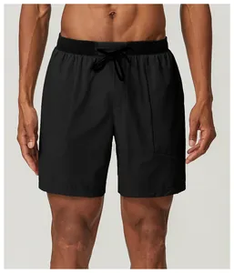 Nahaufnahme schwarzer schnelltrocknender Sportshorts für Herren mit Kordelzug am Bund