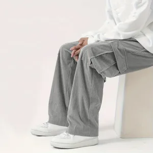 Dettaglio laterale dei pantaloni cargo in velluto a coste grigio con tasca utile