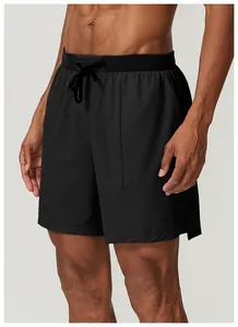 Detailansicht der atmungsaktiven, schnelltrocknenden schwarzen Sportshorts für Herren