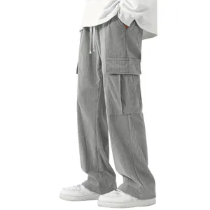 Dettaglio dei pantaloni cargo in velluto a coste grigio con trama e gamba larga