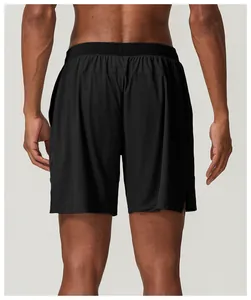 Detaillierte Rückansicht der schwarzen, schnelltrocknenden Sportshorts für Herren zum Laufen