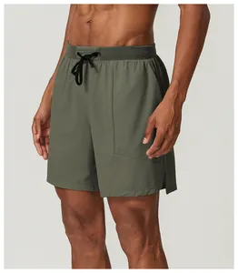 Detailansicht der olivgrünen, schnell trocknenden Herren-Sportshorts mit Kordelzug