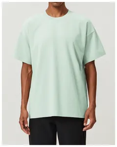 Detalle de camiseta de hombre en algodón suave verde menta, corte holgado y transpirable
