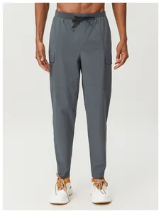 Détail de pantalon cargo à séchage rapide pour hommes avec poches pour la randonnée