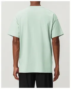 Vista trasera de una camiseta deportiva de algodón verde menta para hombre corte holgado
