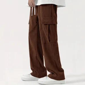 Dettaglio dei pantaloni cargo in velluto a coste marroni da uomo con ampie tasche laterali