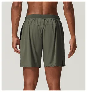 Detail-Rückansicht der atmungsaktiven olivgrünen schnelltrocknenden Herren-Laufshorts.