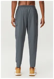 Détail de la vue arrière d'un pantalon cargo de randonnée gris à séchage rapide pour homme.