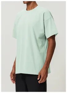 Vista detallada de una camiseta oversize de algodón suave verde menta para hombre casual
