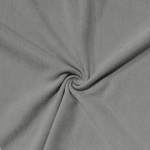 Vista macro della trama in velluto a coste grigio con sottili coste verticali morbide
