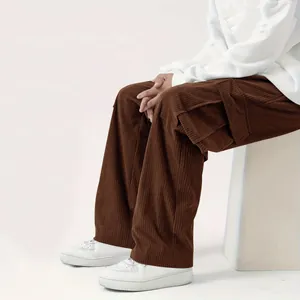 Vista dettagliata di pantaloni cargo da uomo in velluto a coste marrone largo