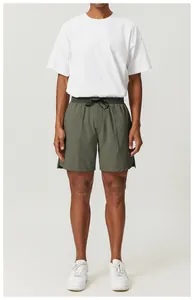 Vorderansicht der schnelltrocknenden olivgrünen Herren-Sportshorts an einem Modell