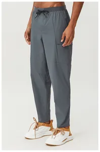 Vue détaillée d'un pantalon cargo d'extérieur gris à séchage rapide pour hommes.