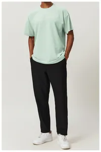 Vista completa de camiseta de algodón verde claro holgada para hombre estilo casual citywalk