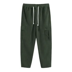 Dettaglio ravvicinato dei pantaloni cargo da uomo in velluto a coste verde scuro larghi