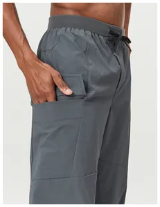 Gros plan du pantalon cargo outdoor pour hommes avec poche et ceinture élastique