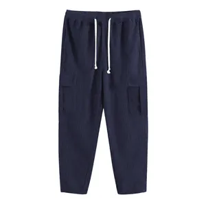 Vista completa dei pantaloni cargo da uomo in velluto a coste blu navy con coulisse