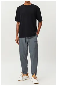 Vue détaillée d'un pantalon cargo gris pour homme avec poches et séchage rapide