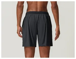 Detaillierte Rückansicht der hochwertigen, schnell trocknenden schwarzen Sporthose.