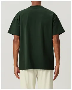 Vista trasera de una camiseta de hombre holgada de algodón transpirable verde oscuro