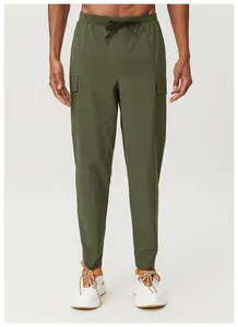 Vue de face détaillée d'un pantalon cargo homme vert olive à séchage rapide pour rando