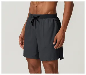 Nahaufnahme der schnelltrocknenden Sportshorts für Herren mit schwarzem Kordelzug