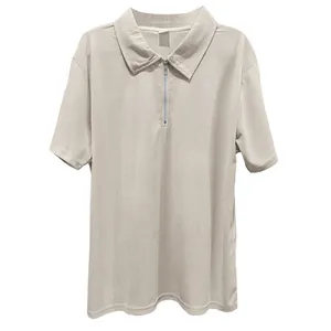 Dettaglio polo uomo beige con colletto a mezza zip e tessuto strutturato.