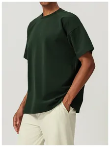 Detalle de una camiseta de algodón verde oscuro extragrande y transpirable de hombre.