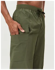 Détail de la poche et de la texture du pantalon cargo à séchage rapide vert olive