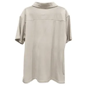 Vista posteriore dettagliata di una polo da uomo a maniche corte in maglia beige