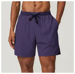 Detailansicht der lila schnelltrocknenden Sportshorts für Herren mit dem Kordelzug