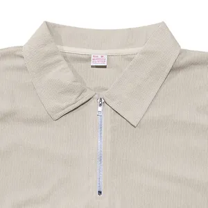 Dettaglio di alta qualità della polo da uomo in velluto a coste beige con zip