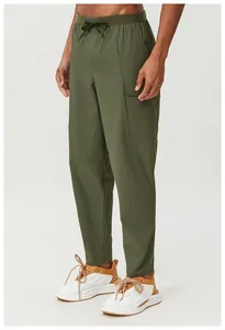 Vue détaillée d'un pantalon cargo vert à séchage rapide avec cordon de serrage