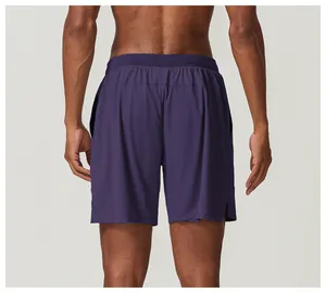 Detailansicht der Rückseite dunkelvioletter Herren-Laufshorts mit schnelltrocknendem Stoff