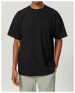 Primer plano de una camiseta de hombre en algodón negro con corte holgado y textura