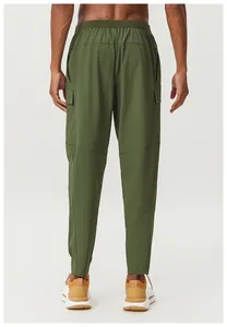 Vue arrière du pantalon cargo à séchage rapide pour homme en vert olive d'extérieur