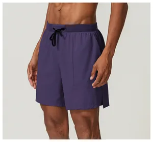 Nahaufnahme der lila schnelltrocknenden Herren Sportshorts für Laufen und Tennis