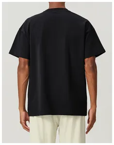 Detalle de la espalda de una camiseta negra de algodón para hombre con estilo holgado y cómodo