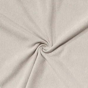Texture macro del tessuto in velluto a coste beige chiaro con coste morbide e drappeggio