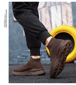 Vue détaillée de baskets chaussettes en maille marron respirantes avec semelle épaisse