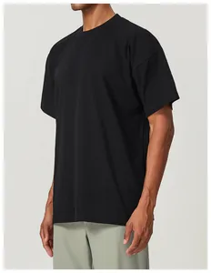 Vista lateral detallada de una camiseta de algodón negro de corte holgado para hombre