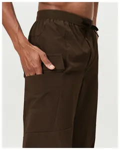 Gros plan détaillé montrant la conception à poches multiples du pantalon cargo marron