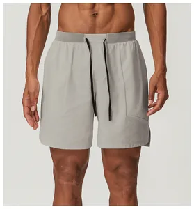 Nahaufnahme von atmungsaktiven grauen Sportshorts für Herren mit schwarzem Kordelzug