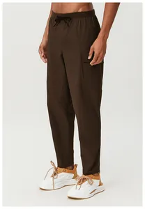 Vue détaillée du pantalon cargo marron pour hommes avec taille à cordon de serrage.