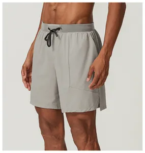 Detaillierte Seitenansicht grauer, schnelltrocknender Herren-Sportshorts an einem Modell